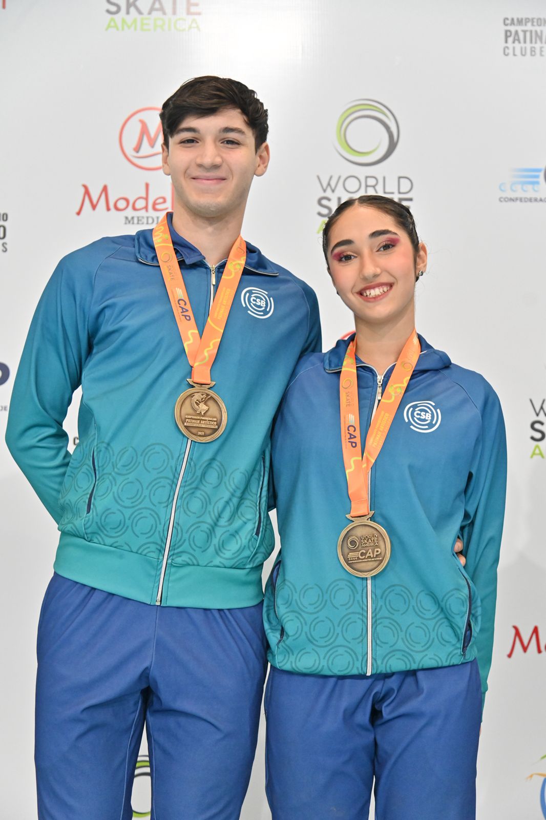 Dupla brasileira Lucas Carmona e Suzana Bosso celebra medalha de bronze na categoria Pairs Júnior
